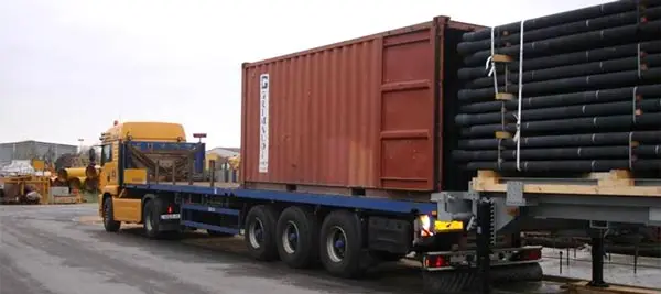 Loading container with pipelines